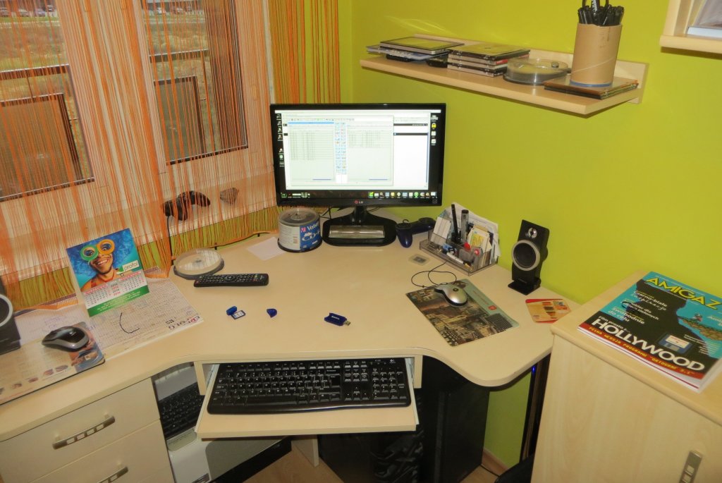 Monitor na biurku